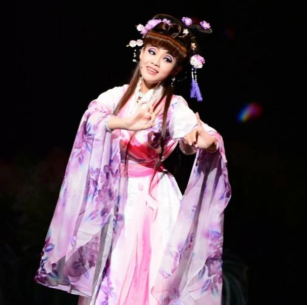 陳昭薇舞台裝扮亮麗可人,身段柔美,期待在體表會上飾演鐵扇公主不同的裝扮與演技。體育署提供