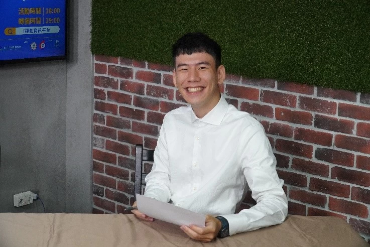 李洛彤臺上專業播報,臺下是個充滿陽光笑容的大男孩。體育署提供
