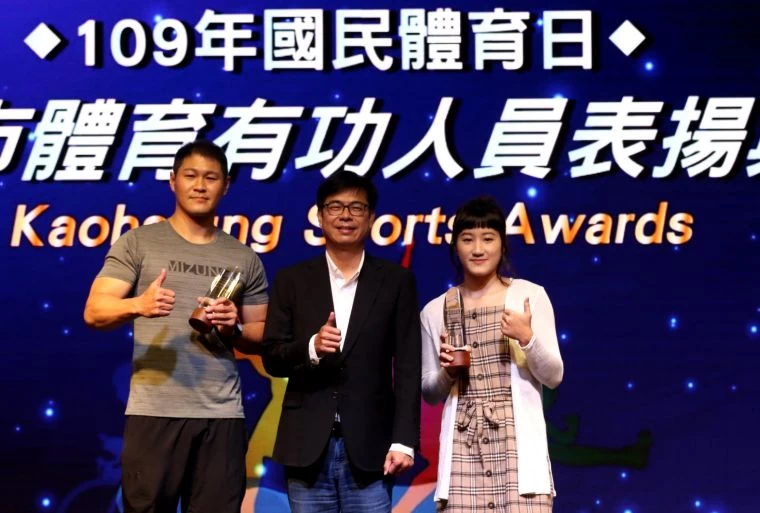 今年度最佳男女選手獎,分別由蟬聯98年至108年間6屆全國運動會拳擊項目冠軍的楊育庭,以及108年全國運動會游泳項目橫掃7金的徐安獲得。高雄市運動發展局提供