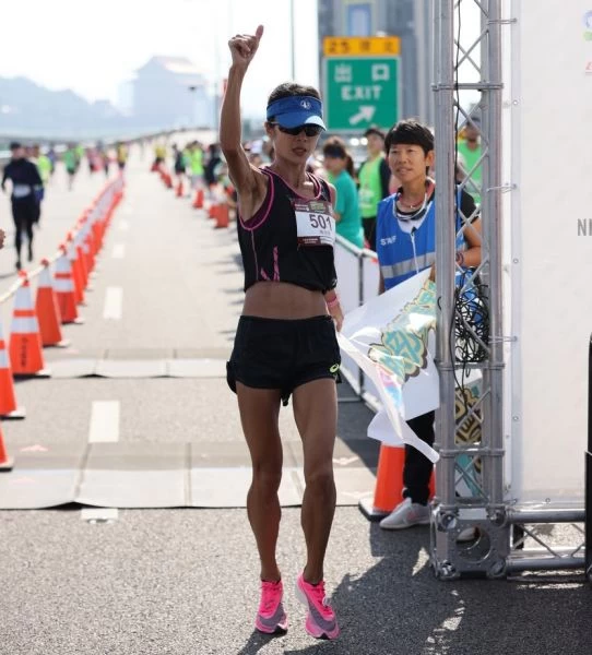 傅淑萍克服傷病順利拿下臺北國道馬拉松全馬女子組三連后冠。中華民國路跑協會提供