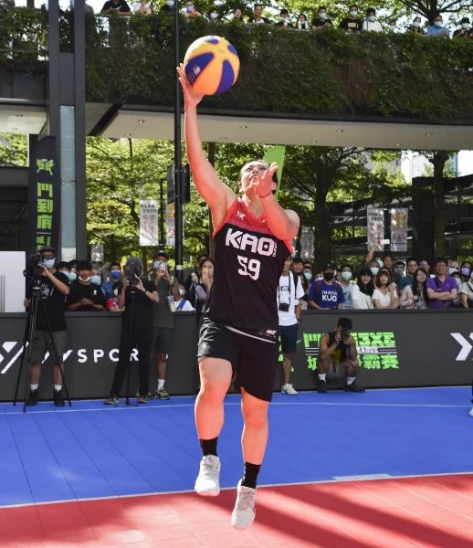 郭婞淳展現上籃勁姿,與球迷合力完成鬥到底合作挑戰賽。大會提供