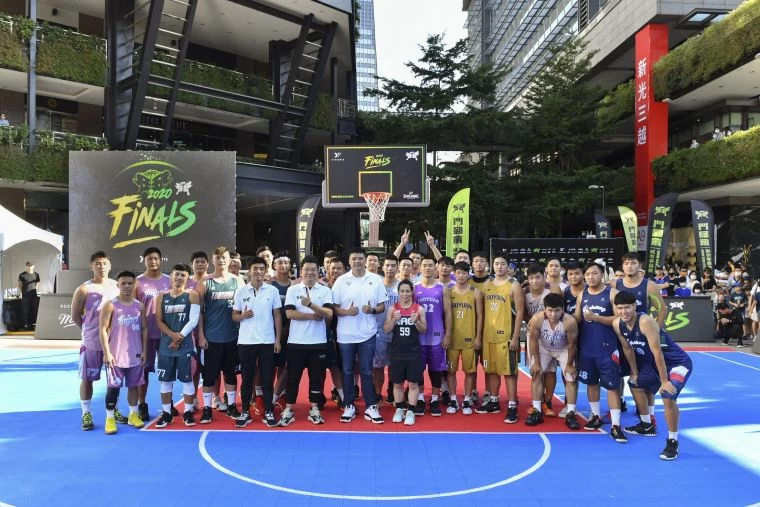 郭婞淳與YYsport執行總監姚安鴻以及總決賽八強選手大合影。大會提供