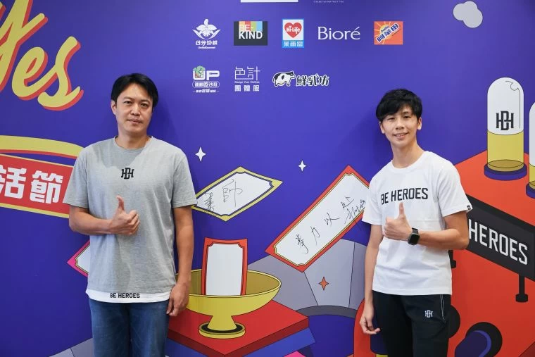 展逸國際董事長張憲銘(左)與台灣拳后林郁婷合影。官方提供