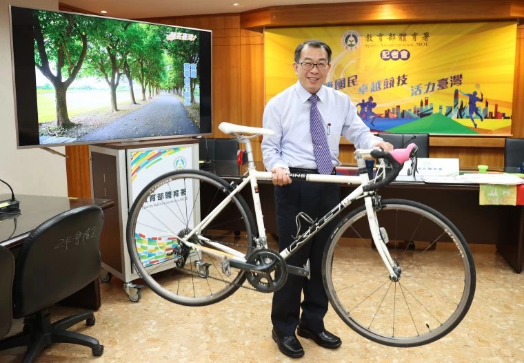 教育部體育署張少熙署長(左)揪民眾宜騎到雙園。李天助攝