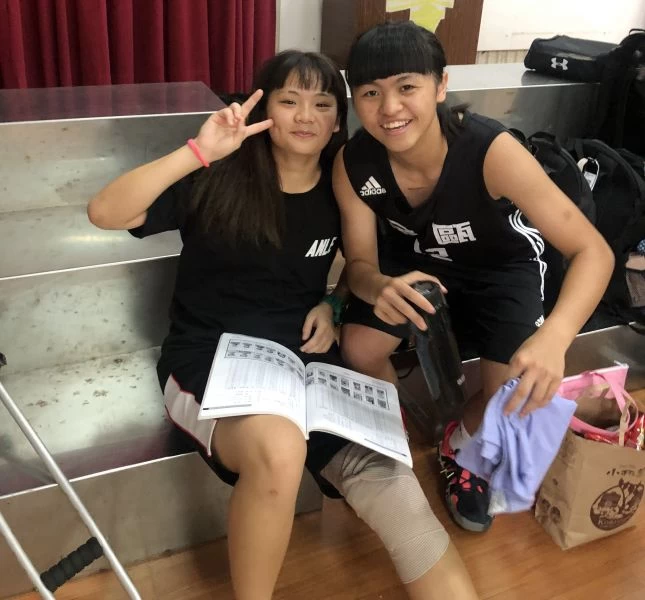 現效力金甌的5年前仁受國小隊友杜韋臻(右)探班讓阮子懿窩心。大會提供