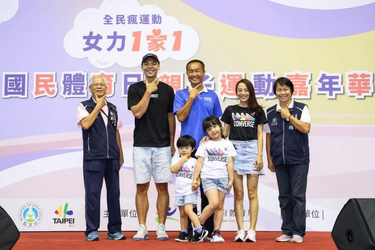 蔡文誠一家人與體育局長李再立、介壽里、東榮里長開心合影。大會提供