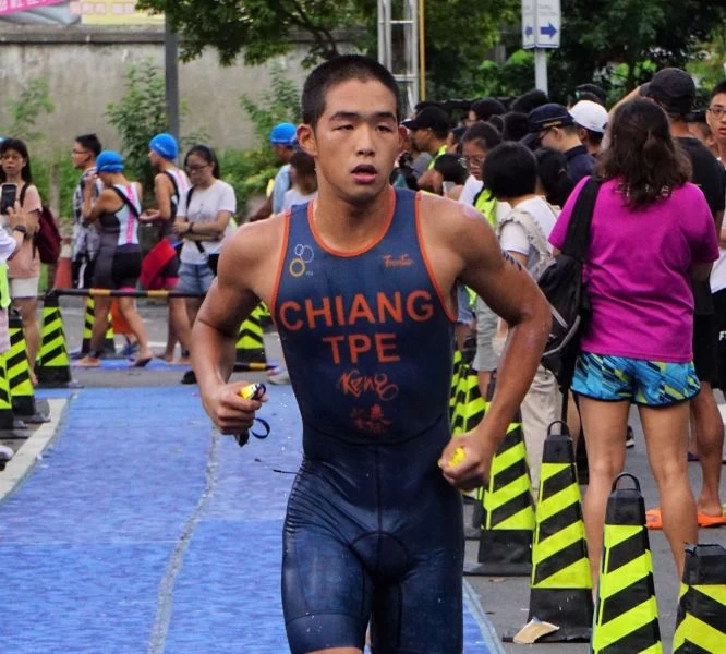 16歲江典祐首度封王。中華民國鐵人三項協會提供