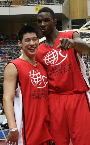Hasheem Thabeet與林書豪合影。