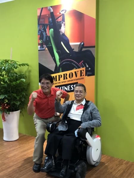 中華民國輪椅夢公園推動聯盟副會長周國政與前體育署署長高俊雄(左)合影.jpg