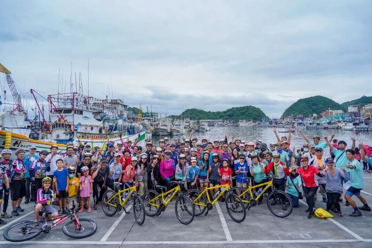 體育署南方澳山海漫遊自行車道領騎活動民眾合影。體育署提供