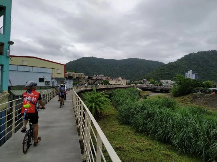 民眾騎乘體驗剛完工的南方澳山海漫遊自行車道。體育署提供