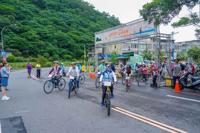 南方澳山海漫遊自行車道領騎活動出發。體育署提供