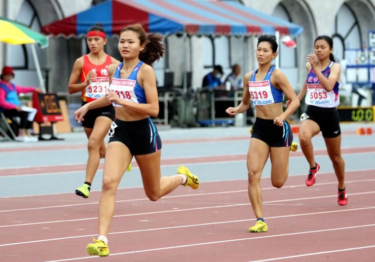 雲縣麥寮高中楊睿萱(前）以55秒74在高女400公尺破大會。林嘉欣／攝影。