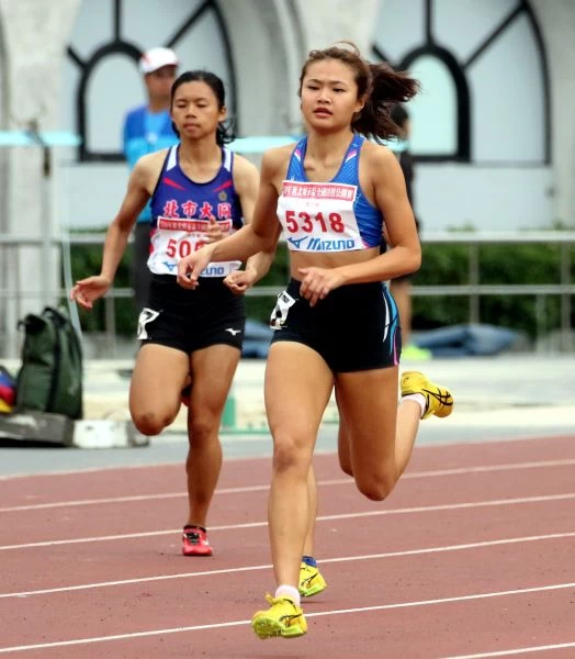 雲縣麥寮高中楊睿萱(前）以55秒74在高女400公尺破大會。林嘉欣／攝影。