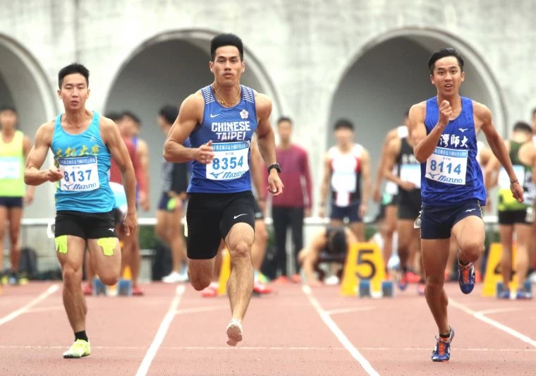 楊俊瀚(中)在新北城市盃全國田徑公開賽公開男子組百公尺預賽以10秒33破大會。林嘉欣/攝影。