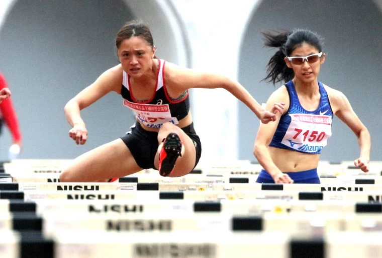 公開女子組100公尺跨欄決賽,臺灣師範大學林詩亭(左)13.18奪金,臺中市新民高中許樂(右)13.65得銅,林嘉欣/攝影。