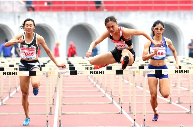 公開女子組100公尺跨欄決賽,臺灣師範大學林詩亭(中)13.18奪金,隊友謝喜恩(左)13.43奪銀,臺中市新民高中許樂(右)13.65得銅,三人都破大會紀錄。林嘉欣/攝影。