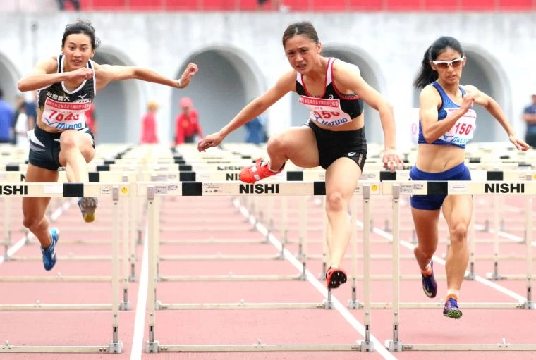 公開女子組100公尺跨欄決賽,臺灣師範大學林詩亭(中)13.18奪金,隊友謝喜恩(左)13.43奪銀,臺中市新民高中許樂(右)13.65得銅,三人都破大會紀錄。林嘉欣/攝影。