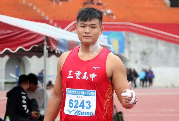 高男鉛球決賽,新北市三重高中陳宜助17.50破大會稱王。林嘉欣/攝影。