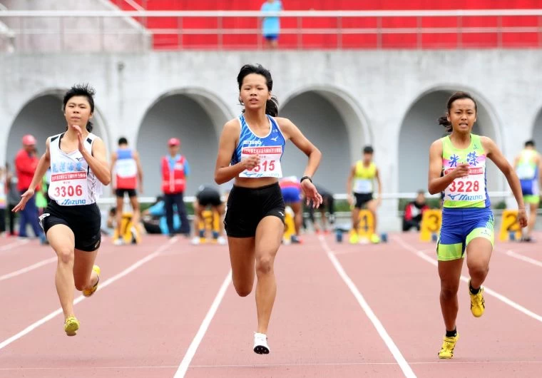 國女百公尺金牌楊玫玫（中）。林嘉欣／攝影。
