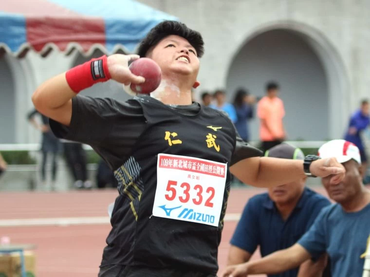 高女鉛球決賽高雄市仁武高中趙翊亘13.63破大會。林嘉欣/攝影。