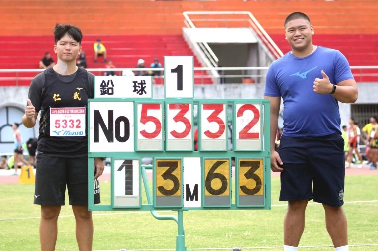高女鉛球決賽高雄市仁武高中趙翊亘13.63破大會。林嘉欣/攝影。