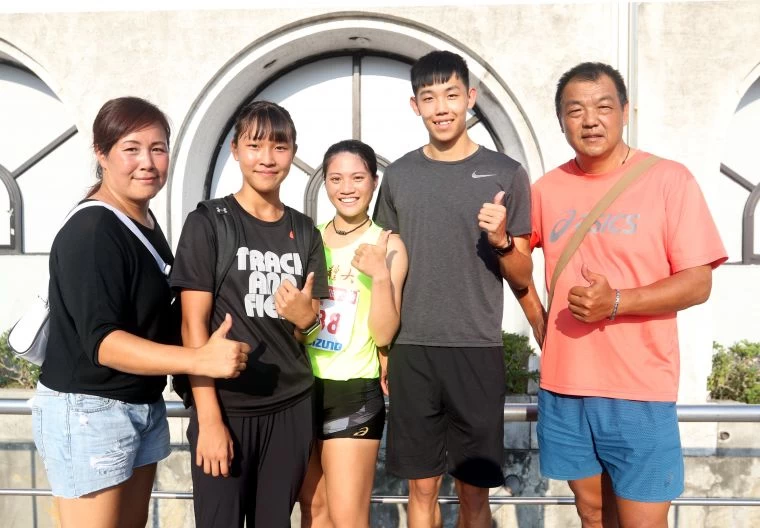 彭煥樹（右）和張奇玉（左）的兒子彭名揚（右二）、女兒彭琳（左二）都練田徑，彭名揚的女友鄭唐秀（中）也是跨欄國手。林嘉欣／攝影。