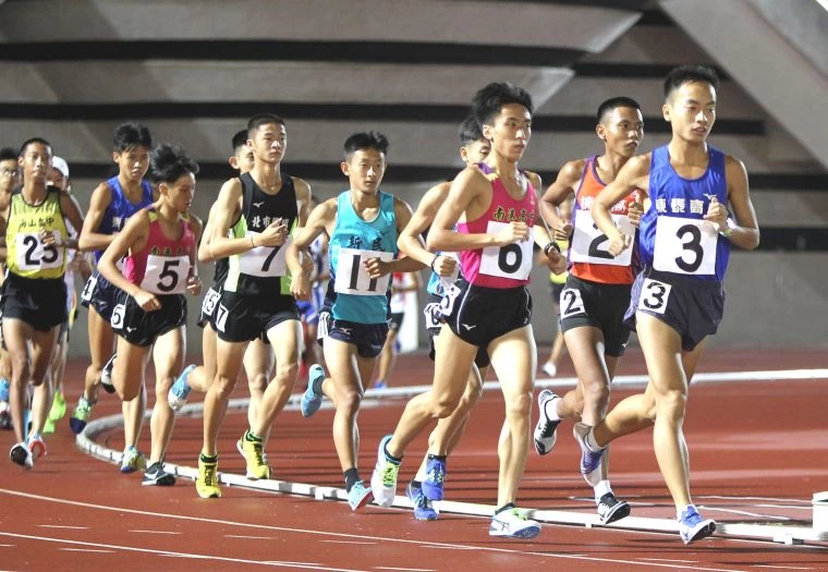 新竹縣東泰高中胡冠愷(前)首次比10000公尺便奪金。林嘉欣/攝影。