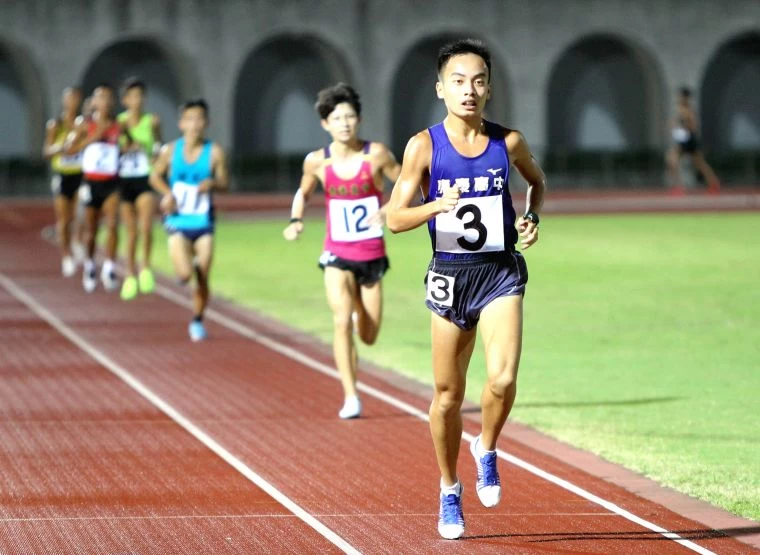 新竹縣東泰高中胡冠愷(前)首次比10000公尺便奪金。林嘉欣/攝影。