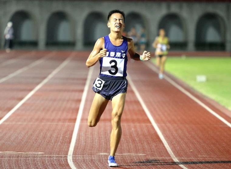 新竹縣東泰高中胡冠愷首次比10000公尺便奪金。林嘉欣/攝影。