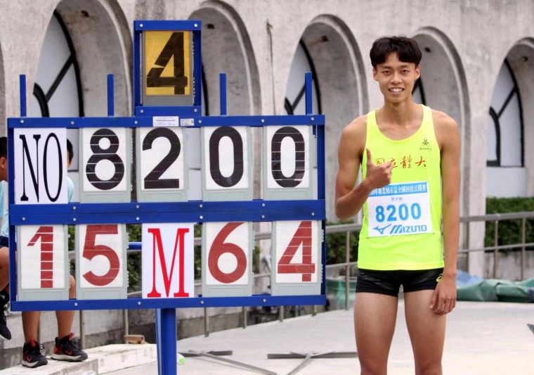 公開男三級跳遠決賽,國立體育大學陳駿霖15.64破大會。林嘉欣/攝影。