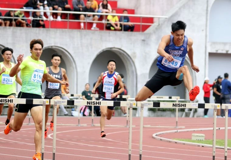 公開男400公尺跨欄決賽,EALI 伊利運動張宸與(左)52.50封王,奧運培訓隊彭名揚(右)第二。林嘉欣/攝影。