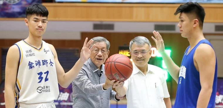 義大校長陳振遠(中右)、大會主人「姥姥」劉錦池(中左)為比賽開球。大會提供