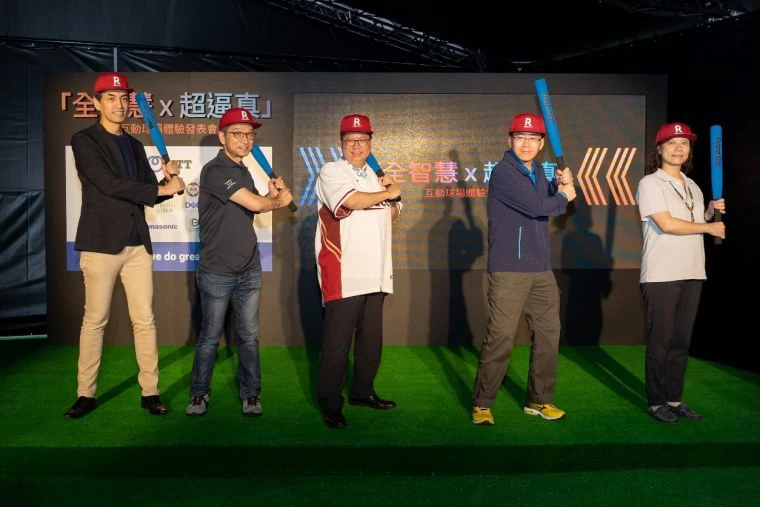 頂尖盟友聯手出擊 以桃園國際棒球場作為首發實驗場域。出席嘉賓(左起) Rakuten Monkeys 副董事長渡邊崇、台灣NTT 執行長廖宇、桃園市長鄭文燦、經濟部工業局副局楊志清 、工研院服務系統科技中心總監陳慧娟。官方提供