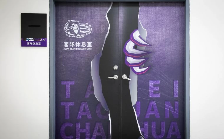 球團以KUSO方式與客隊互動,於入口處以獅爪撕裂客隊城市。官方提供