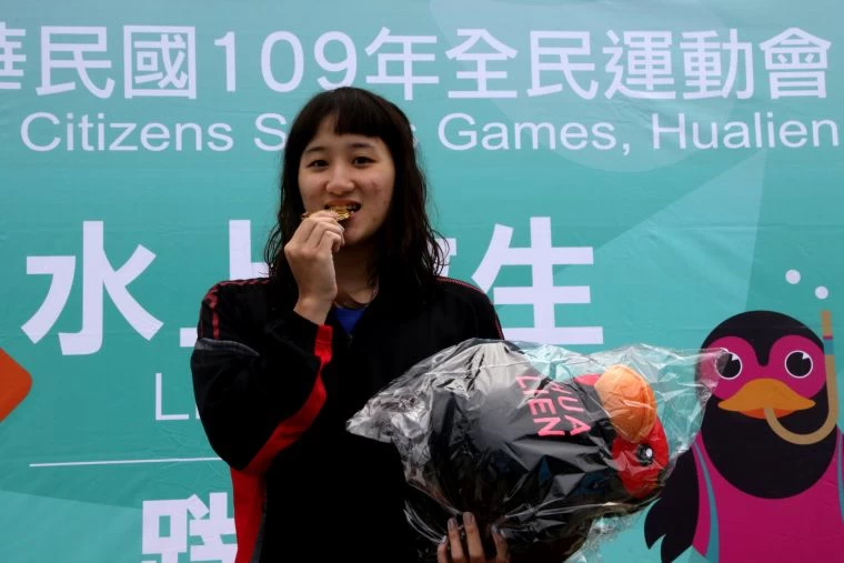 徐安在200公尺障礙賽女子個人組連霸、在50公尺帶假人女子組中更以36.63秒破大會及全國紀錄,為高雄市再增添兩面金牌。 高雄市政府運動發展局提供