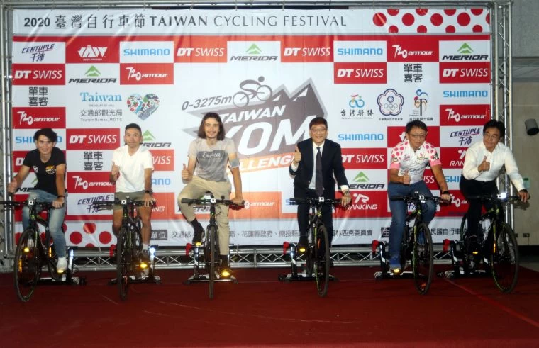 交通部觀光局副局長林信任(右三)和貴賓及亮點車手一起啟動2020臺灣自行車登山王挑戰。中華民國自行車騎士協會/提供。