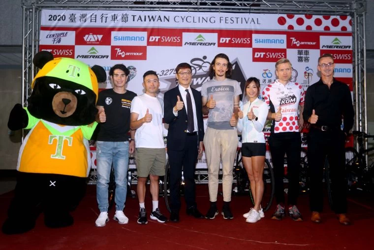 交通部觀光局副局長林信任(右四)和貴賓及亮點車手合照。中華民國自行車騎士協會/提供。