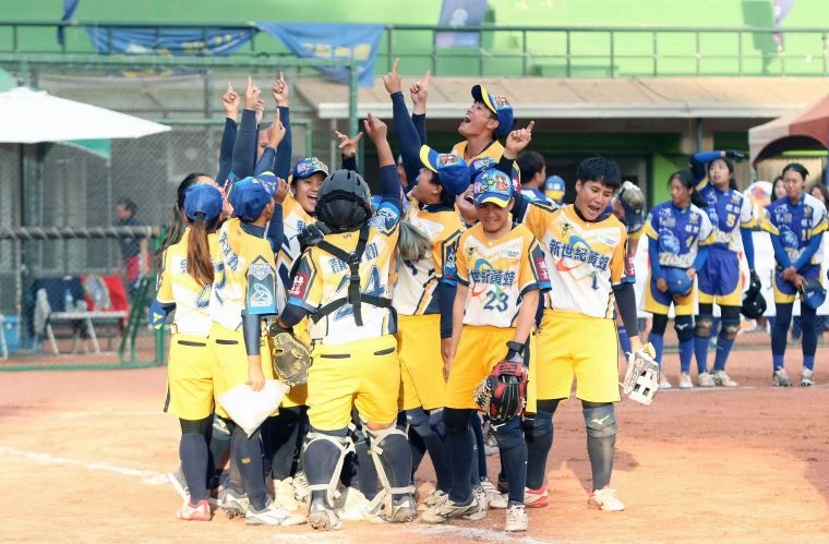 新世紀黃蜂再次逆轉獲勝後球員相擁慶賀。官方提供