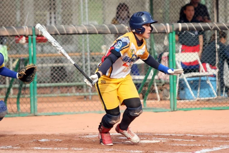 新世紀黃蜂沈嘉玟五局上擊出勝利打點。官方提供