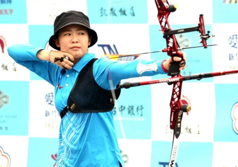 台南隊彭家楙6:2打敗協會青年隊新兵邱意晴,再度登上「箭林之后」寶座。企業射箭聯盟/提供。