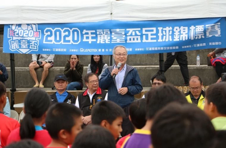 盧昆山在贈球儀式中致詞。