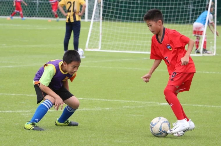 U10組的小朋友專注於比賽。
