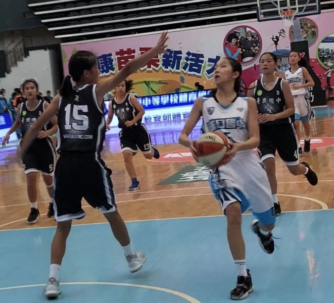 漢口鄒沛宸(右)決勝期連攻4分保勝。大會提供