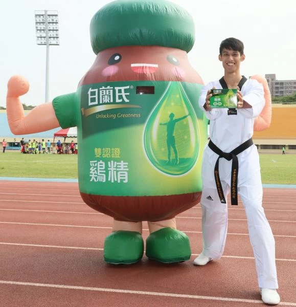 跆拳道選手劉威廷示範白蘭氏健康鷄力操,鼓勵民眾維持好體力與健康保護力!官方提供
