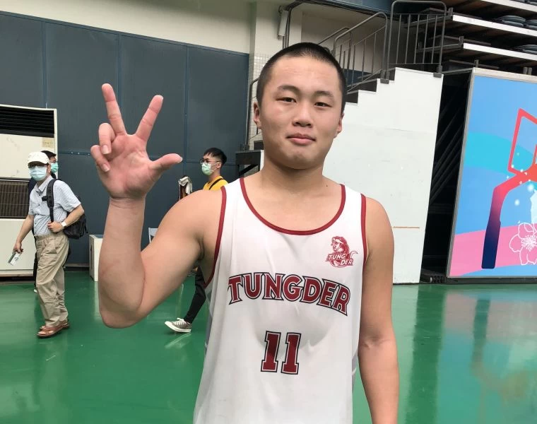 陳宥勳第四節飆進壓哨追平球助同德加班勝出,賽後比出三分球手勢。大會提供