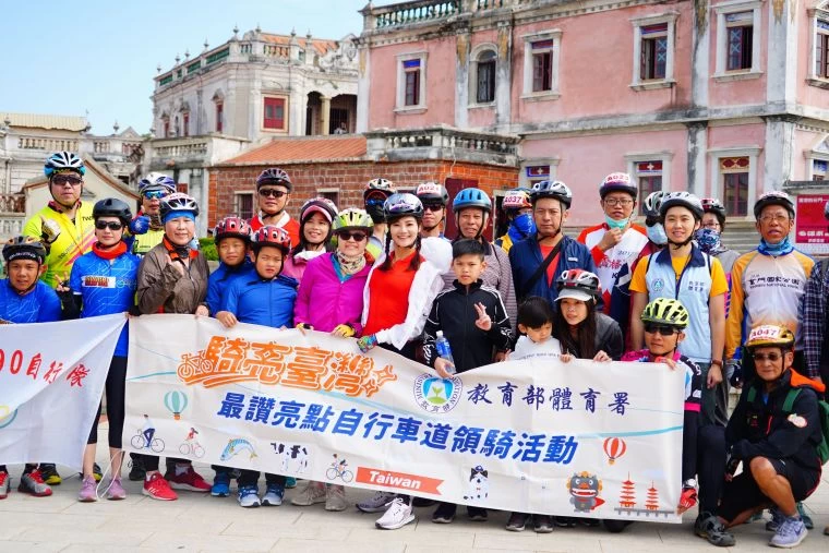 「騎亮臺灣─最讚亮點自行車路線」系列活動第4站大合照。體育署提供