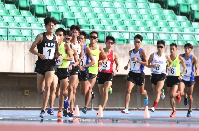 臺灣師大周鴻宇(前)在109年全大運田徑賽公開男10000公尺決賽得銀。林嘉欣/攝影。