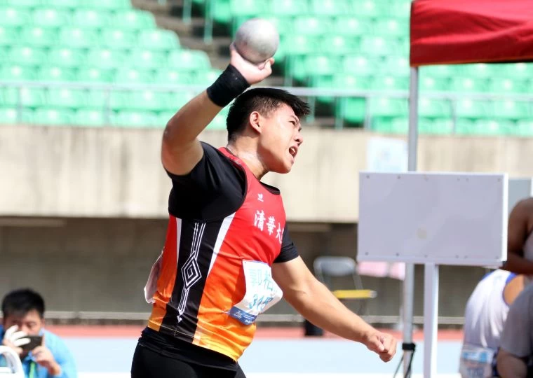 一般男生鉛球決賽,清華大學郭柏辰以14.79破大會。林嘉欣/攝影。