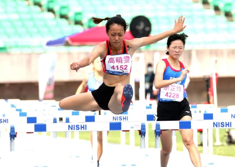 一般女子組100公尺跨欄決賽,中華醫大高曉雯以15.92寫五連霸。林嘉欣/攝影。